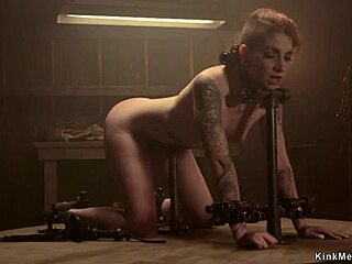 Rdečelaska v pasji pozi vzdrži grobo davljenje in globoko grlo z gagom