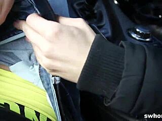 Děvka se svlíká na ulici, dostává prachy za slizkou zábavu.