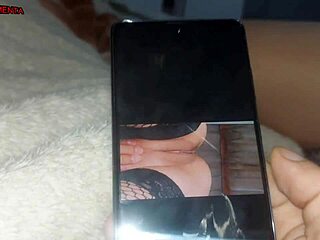 Η Γυναίκα Ομολογεί την Προδοσία στο Κρεβάτι, ο Άντρας την Πιάνει να Στέλνει Nudes στον Αφεντικό Κρυφά