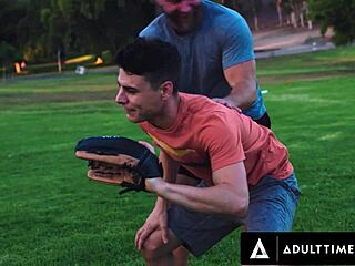 Killian Knox tolče twinka Asherja Daya v deepthroat akciji