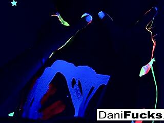 Dani a pornstar csábítja a forró nedves punciját! 😜