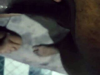 D�bora andrade interacts with partner on bathroom floor