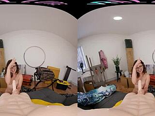 Gadis Kecil Brunette Vrallure Pakai Kacamata Masturbasi Pakai Mainan di Skena Voyeur Nyata