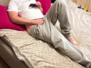 Väns mamma fångade mig runkandes - sög och knullade hårt