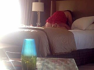 Дебела жена в хотелска стая видео