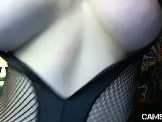 Amateur babe chronicles her solo webcam masturbation session in intimate detail