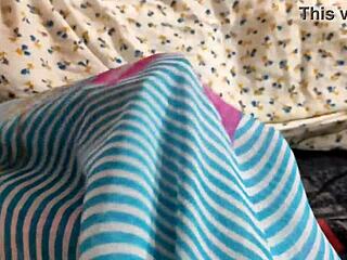 देखो यह इंडियन देसि स्टीप-सिस्टर डॉगीस्टाइल हार्डकोर सेक्स में बेंट ओवर होती है क्लियर हिंदी ऑडियो के साथ! उसकी गंद और चूत सब लेती है!