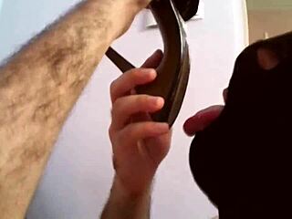 Fete glamour sadice domină sclavii care ling pantofi într-o sesiune femdom umilitoare