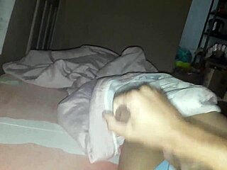 Gusta Bartoo simte plăcere intensă în masturbare gay