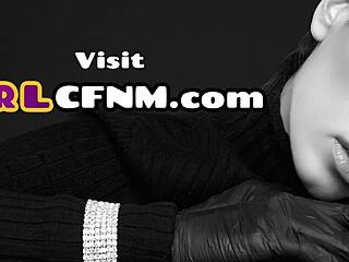 Femeie vorbăreață în ciorapi și tocuri se dezlănțuie în camera de hotel