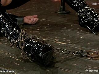 大奶熟女被紧绑在乳胶中