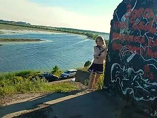 Schöne 18+ Teen-Model entkleidet sich sinnlich draußen