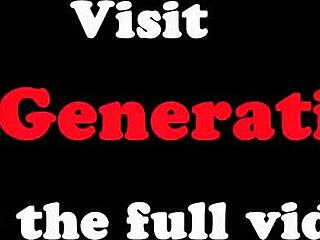 Une mamie ronde doigte une ado 18+ menue dans une séance orale en gros plan