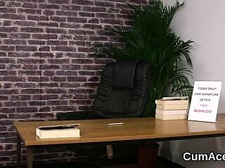 Dögös Bombázó Lenyeli a Spermát