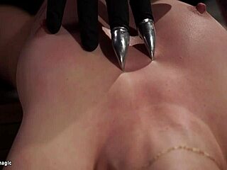 Ik voel pijn als speeltjes lichaam binden in bizarre bondage sessie