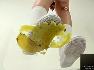 Food crush fetish girl crushes a banana