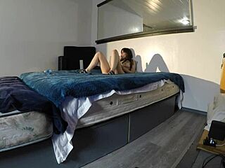 Scarlett Johnson si užívá sólo masturbaci