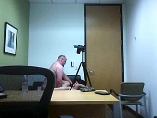 ทรินิตี้คาสติ้งถูกจับด้วยกล้องซ่อนในสัมภาษณ์กับสาวบรูเน็ตต์ใหญ่เต้า