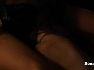 I Denne Intense Økten Utholder Slaven Primitiv Trening under Mistrissens Dominasjon