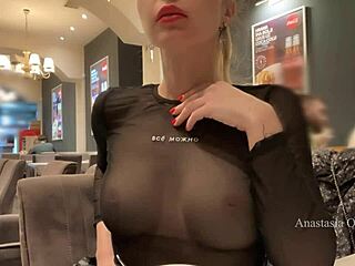 忙しいカフェでブラウスから硬い乳首が透けて見える