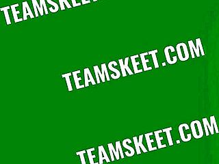 Έλα, δες αυτή τη γεμάτη Γερμανίδα νοσοκόμα να ξεγυμνώνεται και να γαμιέται με ασθενή στο τραπέζι του γιατρού. Καθαρό hardcore parody!