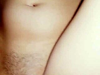 Colega de clasă călărește pula mea tare în timp ce mamele așteaptă afară