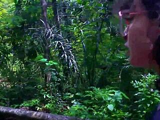 Писсинг в лесу для любителей мочи