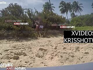 Cuckold sleduje, jak Kriss Hotwife šuká Baiano na přeplněné veřejné pláži!