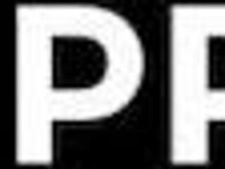 אמא חורגת חרמנית צוללת לפנטזיות סקס פרועות עם הבן החורג ומשחקי מין. לא יכולה להספיק! 😍