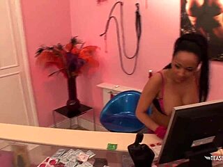 बस्टी क्यूटी ने वर्क ब्रेक लिया स्टीमी साइडवेज सेशन के लिए