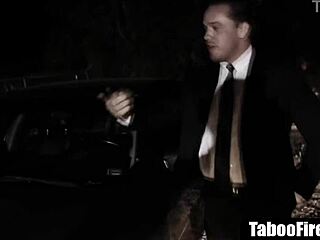 Αδημοφιλής κοπέλα, θες να μας δεις να κάνουμε gangbang στο χορό;