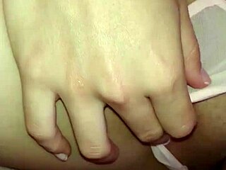 Culo latina mojado monta duro de cerca!