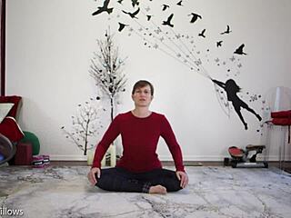 Yoga lektion 335 fokuserer på barberet fisse og små 18+ bryster