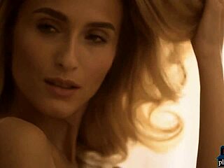 Vaalea cougar Cara Mell poseeraa revityssä alusasussa, wow!