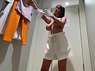 Грудастая милф-извращенка мастурбирует одна в общественной примерочной
