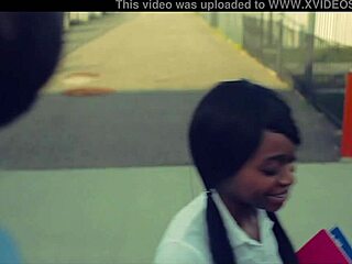 Giovane ebony prende una scopata dura nel culo stretto su Whoaboyz Com