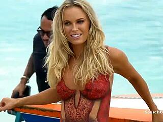 Caroline Wozniacki zeigt Bodypaint hinter den Tanlines im Sports Illustrated Swimsuit 2016