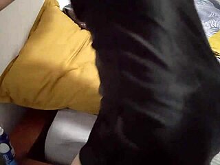 Bu sarışın MILF saten elbise ve topuklularla köpek pozisyonunda anal, oral ve rimming için hazır mı?