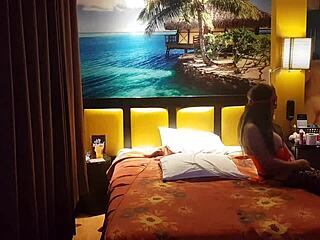 Heiße Peruanerin rockt sexy rotes Korsett