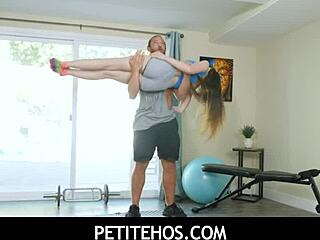 小柄なリリー・グリーが庭のワークアウトでフィットネス男ブラッド・ニューマンに突かれる！