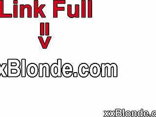 E aí, gata, quer foder meu cu loiro apertado agora?