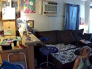 Rekaman kamera keamanan pasangan sembuh yoga tantra dengan audio