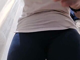 Máma stříká v kabince obchodu před koupí svetru!