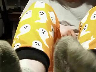 Young Amateur Worships Smelly Dirty Feet In Kinky Fetish Session