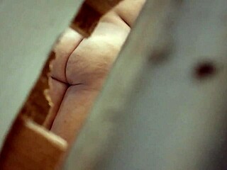 할머니 집 욕실에서 곡선미 있는 이모 잡힘