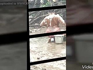 Bhabhi do vilarejo indiano tomando banho 2