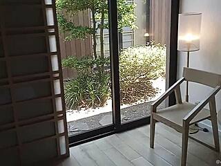 disfrutando de una buena mamada de verga en la cama de algún motel de la ciudad con el culo bien parado