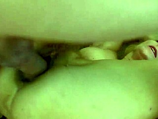 Wow ! La chatte poilue d’une belle cougar blonde se fait défoncer !