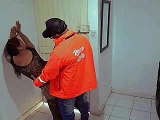 Follada por el repartidor en lencería erótica, extraño afortunado me folla duro