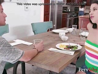 Alex Coal tajno puši polubrata u kuhinji